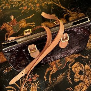 Very well condition LV bag, the belt are well kept in the bag as you see.